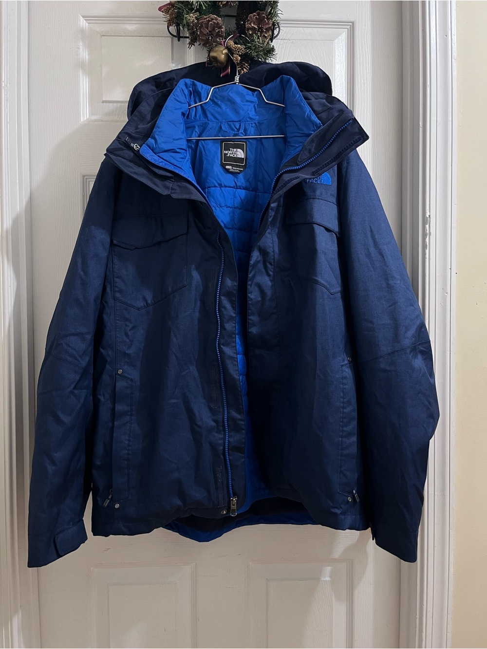 Northface Tri-Climate
Hy-Vent/Thermoball
Waterproof
Hooded Jacket
Size XL Men - Picture 2 of 16